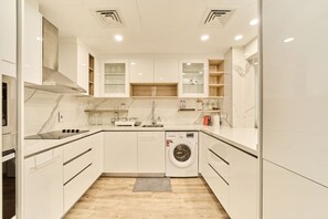 Refrigerador, microondas, horno, placa de cocina