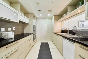 Een koelkast, een magnetron, een oven, een kookplaat