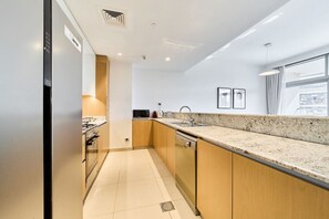 Frigorífico, microondas, horno y placa de cocina