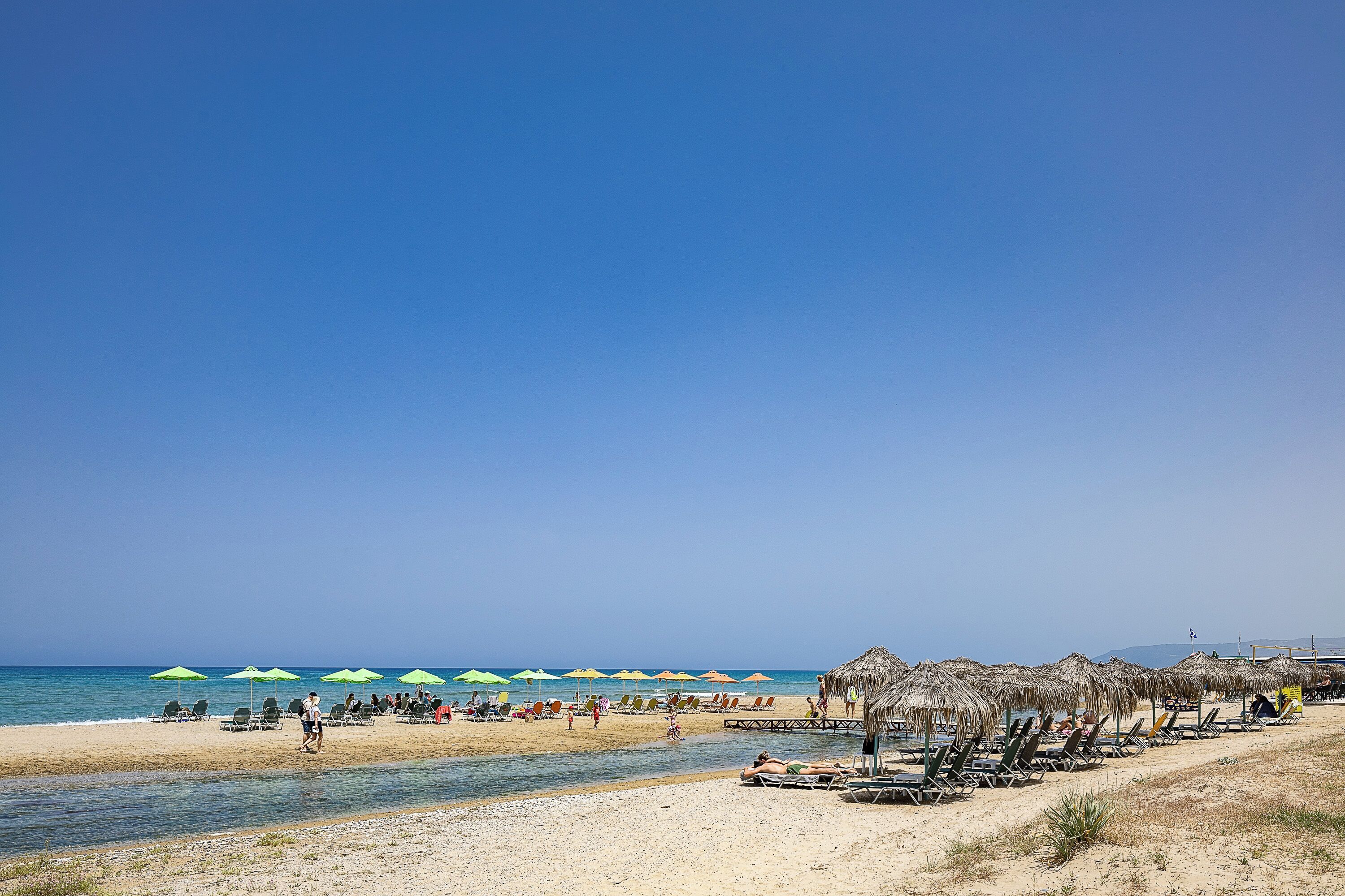 Am Strand, Liegestühle, Sonnenschirme, Strandbar