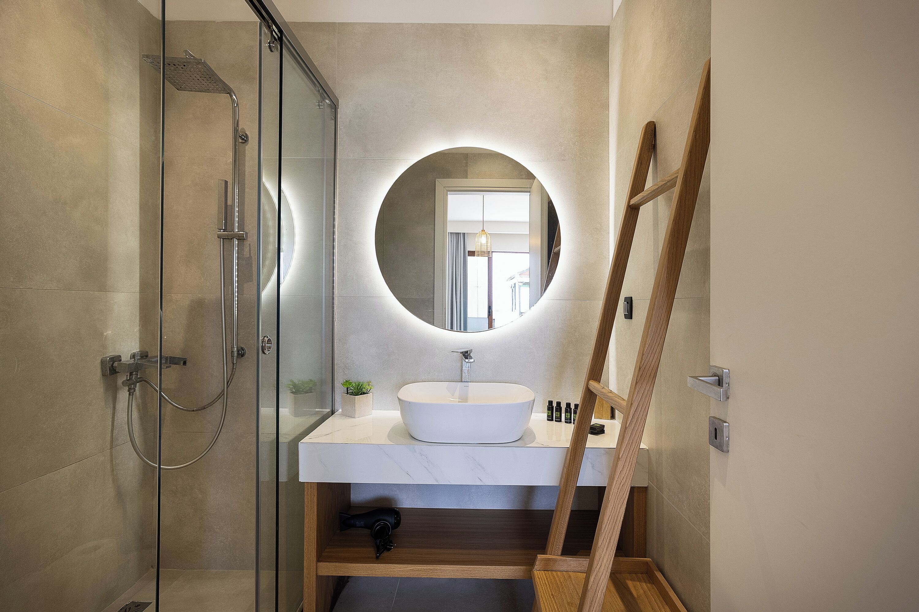 Junior Suite with Sea View | Kylpyhuone | Ilmaiset hygieniatuotteet, hiustenkuivaaja, pyyhkeet, saippua