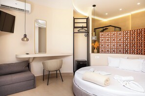 Junior Suite with Side Sea View and Open-Plan Bathroom | Ljudisolering, gratis wi-fi och sängkläder