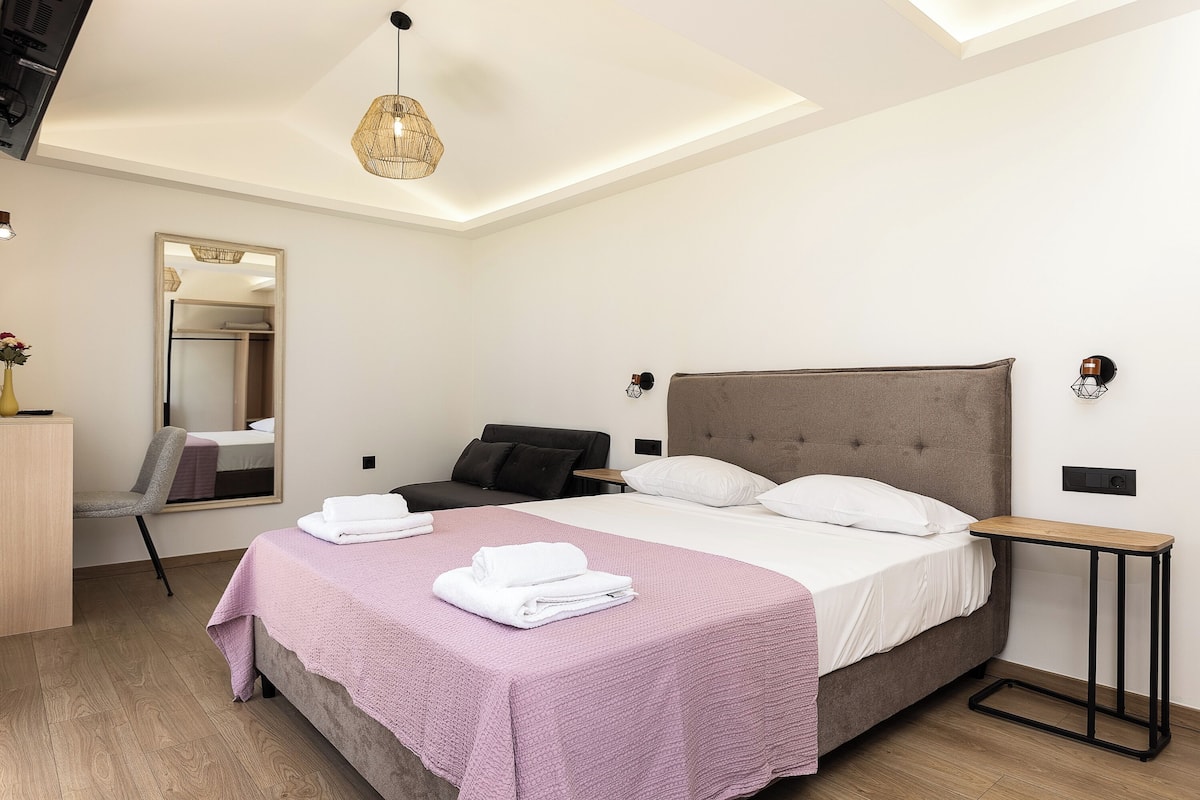 Una camera da letto moderna con un letto grande, comodini, uno specchio e un lampadario.