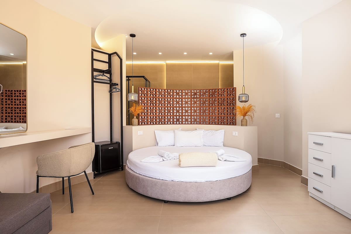 Junior Suite with Side Sea View and Open-Plan Bathroom | Soundproofing, free WiFi, bed sheets