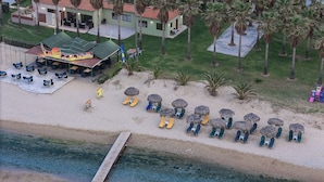 A resort with a beach area, palm trees, and a restaurant named "La Palma". - La Palma Beachfront Suites (Apokoronas)