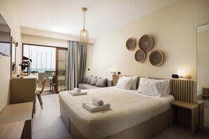 Junior Suite with Sea View | Schallisolierte Zimmer, kostenloses WLAN, Bettwäsche