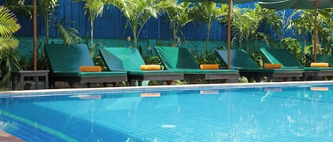 Piscina coperta, cabine incluse nel prezzo, ombrelloni da piscina