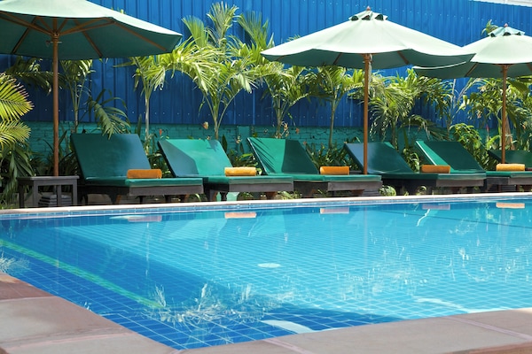 Una piscina techada, camas de piscina gratis, sombrillas