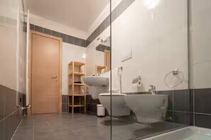 Dusche, Haartrockner, Bidet, Handtücher