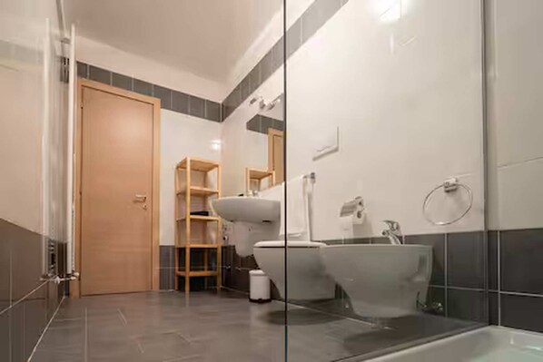Dusche, Haartrockner, Bidet, Handtücher