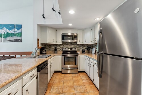 HotTub, Grill | Main St-Shops, Lake