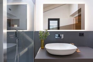 Dusche, Haartrockner, Bidet