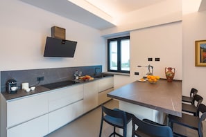 Frigorifero, microonde, forno, piano cottura