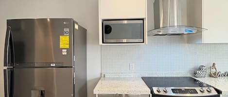 Kühlschrank, Mikrowelle, Toaster, Kochgeschirr/Geschirr/Besteck