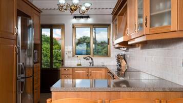 Casa, para fumantes | 3 quartos, escrivaninha, quartos à prova de som