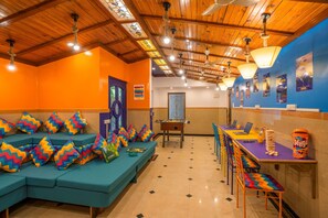 Lobby sitting area - goSTOPS Bengaluru Gandhi Nagar Majestic. (Bengaluru)