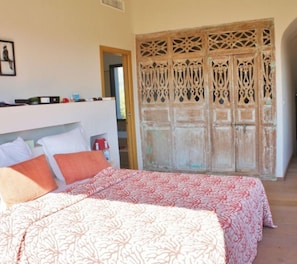 6 bedrooms, iron/ironing board, WiFi, bed sheets