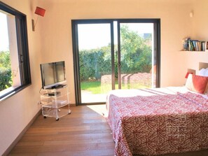 6 bedrooms, iron/ironing board, WiFi, bed sheets