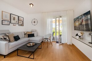 Fernseher, Kamin, Stereoanlage