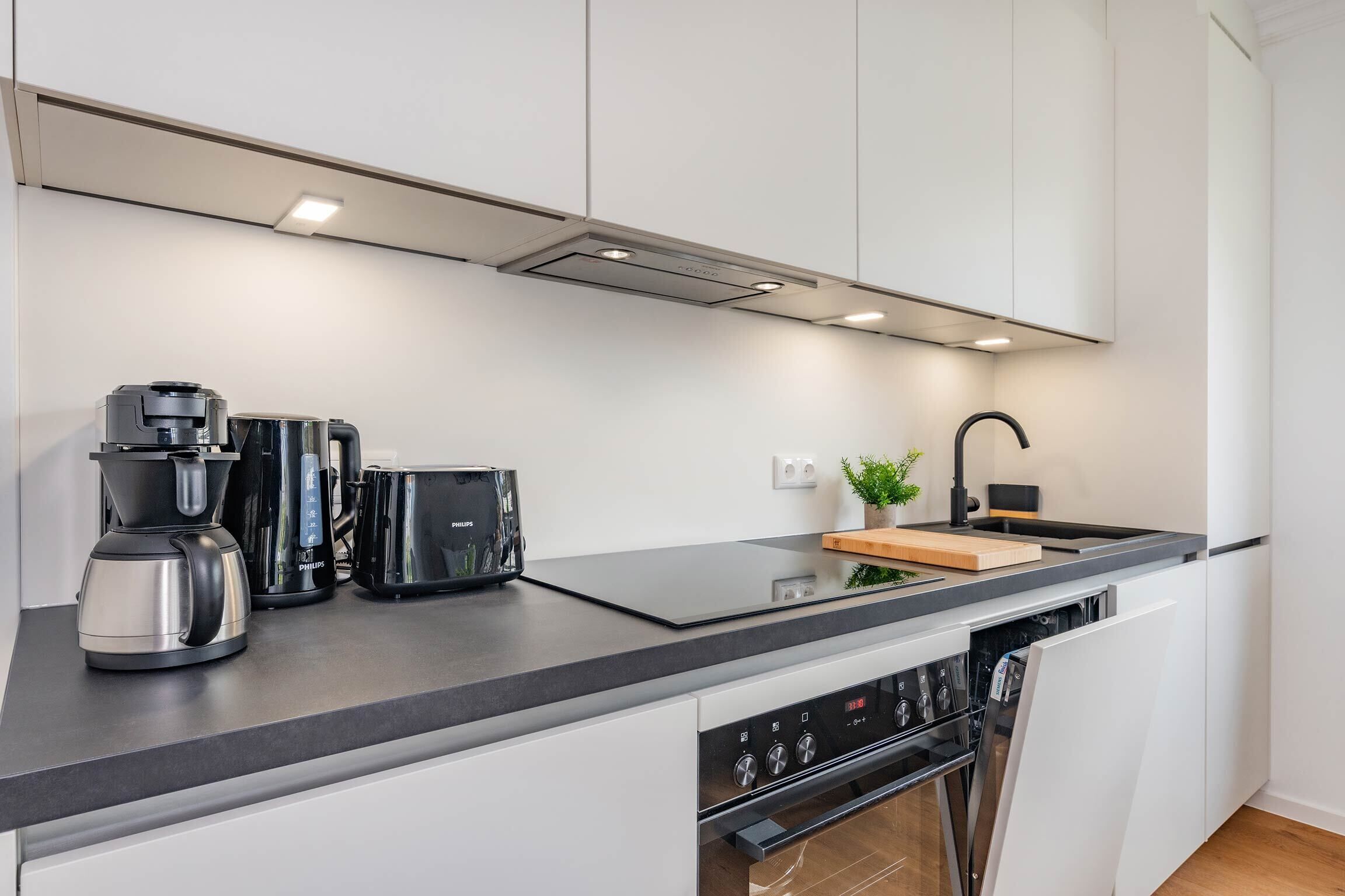 Fridge, oven, stovetop, dishwasher