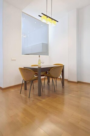 Dining - Modern and in the Central Market (Valencia)