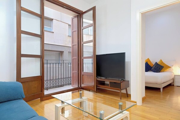 TV - Modern and in the Central Market (Valencia)