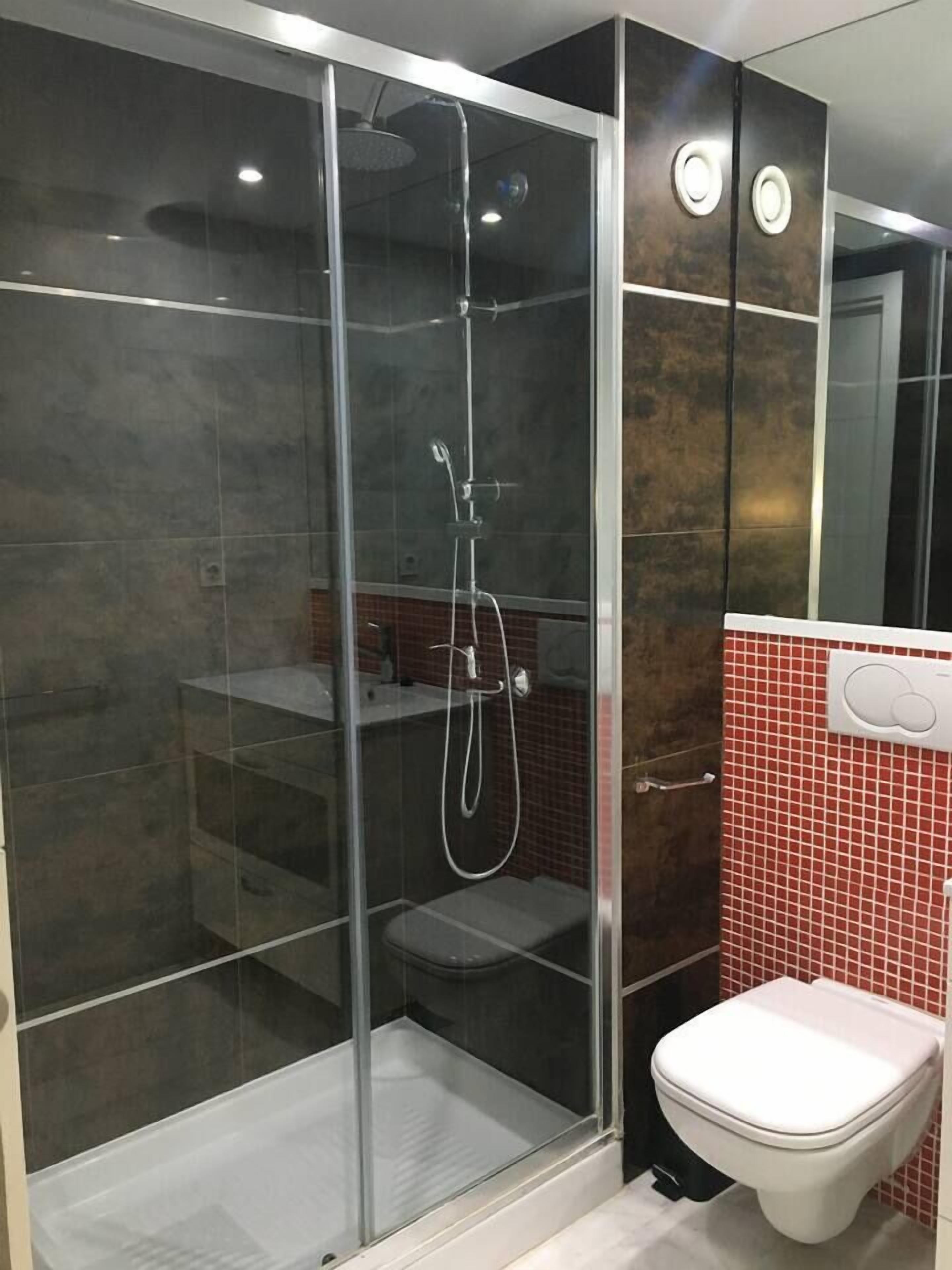 Sèche-cheveux, serviettes fournies