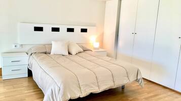 1 habitación, tabla de planchar con plancha, wifi y ropa de cama