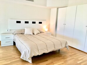 1 slaapkamer, een strijkplank/strijkijzer, wifi, beddengoed