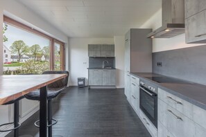 Fridge, oven, stovetop, dishwasher - Spend unforgettable days at the La Paloma vacation home in Tönning! (Tönning)