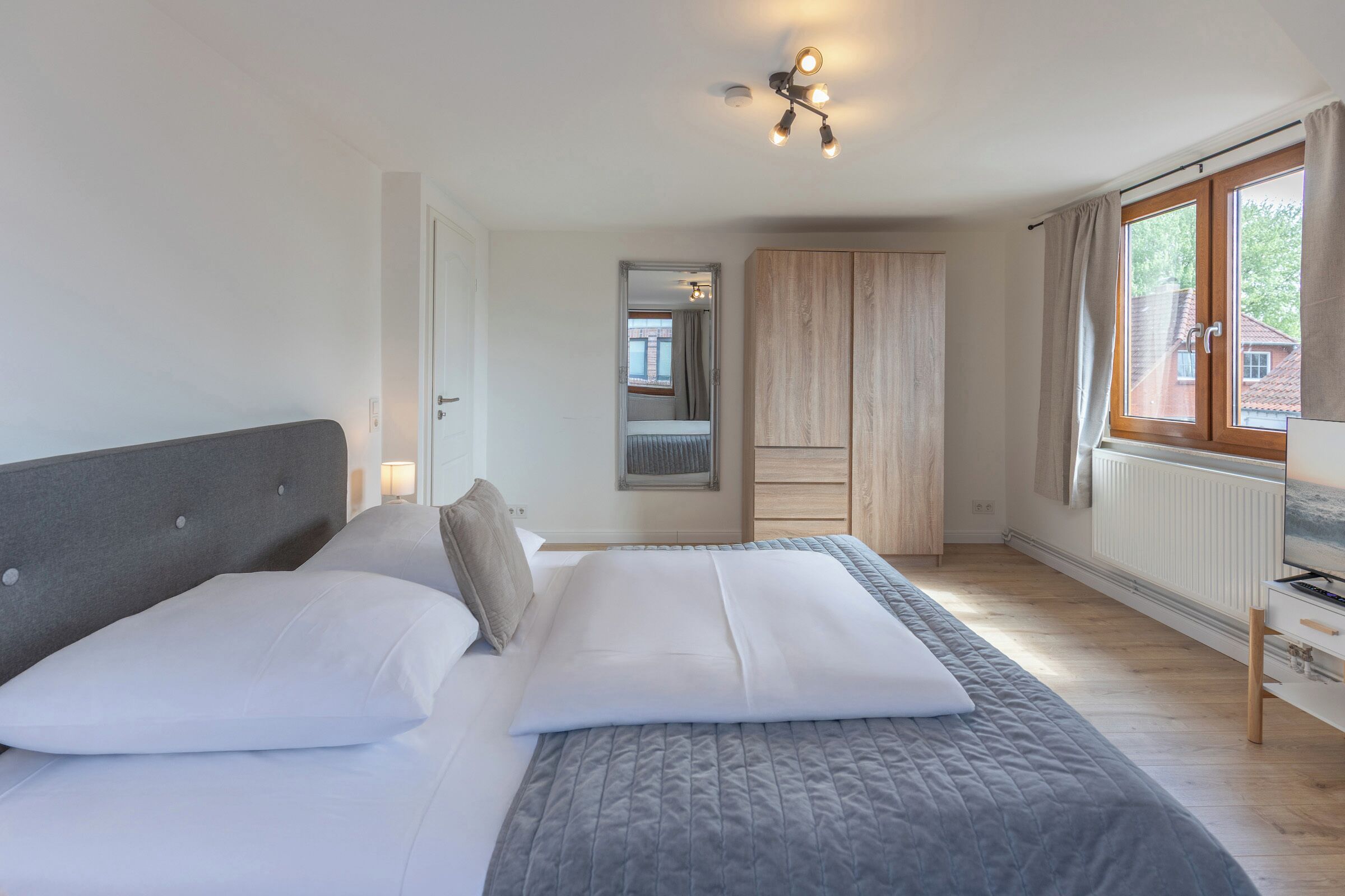 3 makuuhuonetta, työpöytä, silitysrauta/-lauta, vauvan matkasänky