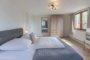 3 habitaciones, escritorio y tabla de planchar con plancha