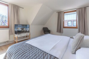 3 bedrooms, desk, iron/ironing board, travel cot