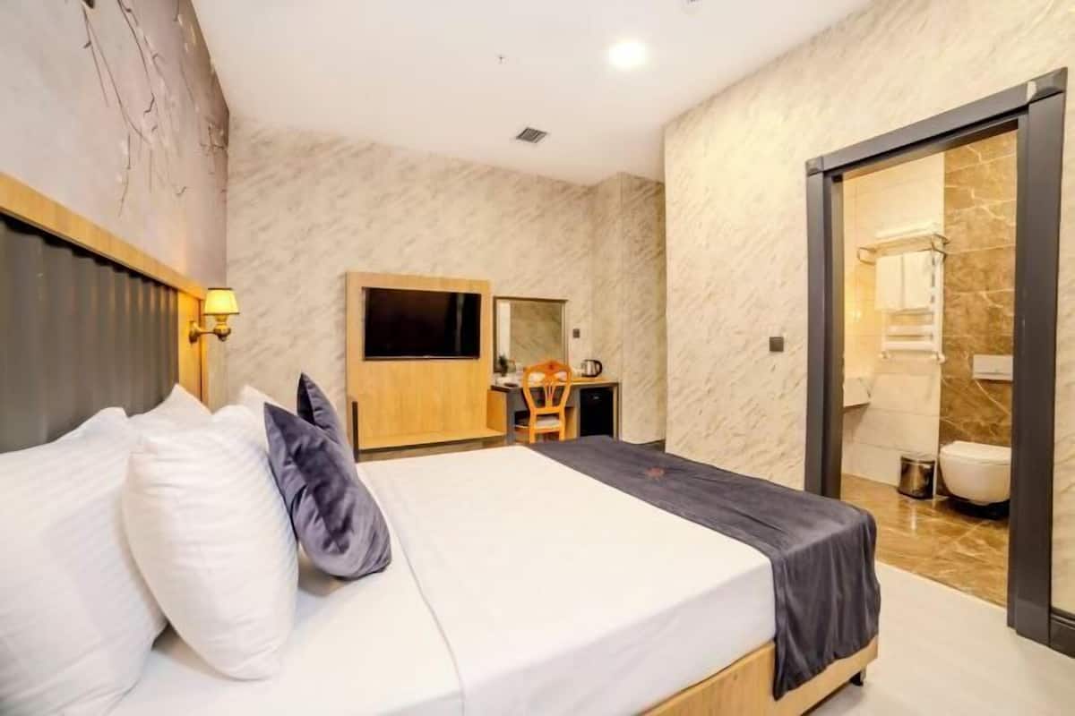 1 bedroom, hypo-allergenic bedding, memory-foam beds, free minibar items