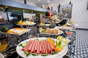 Tägliches Frühstücksbuffet (10 EUR pro Person)