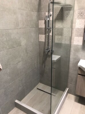 Whirlpool, Haartrockner, Handtücher, Seife