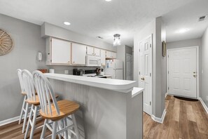 Fridge, microwave, oven, stovetop - 2 Bedroom Golfer's Getaway Sleeps 5 (Pawleys Island)