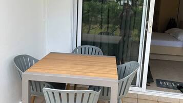 Apartment, 1 Bedroom, Smoking, Balcony | Living area