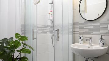 Doccia, asciugacapelli, bidet, asciugamani