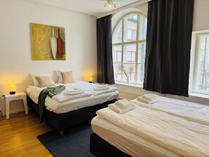5 bedrooms, iron/ironing board, WiFi, bed sheets