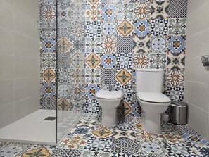 Dusche, Haartrockner, Handtücher, Toilettenpapier