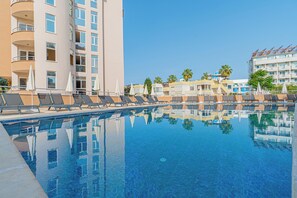 室内游泳池,季节性开放的室外游泳池