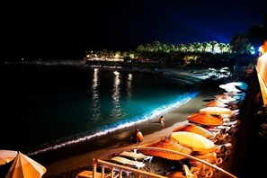 Plage privée, chaises longues, parasols, serviettes de plage