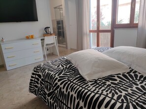 Chambre Triple, balcon, vue jardin