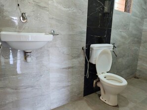 ベーシック シングルルーム プールビュー | バスルーム | タオル、石鹸