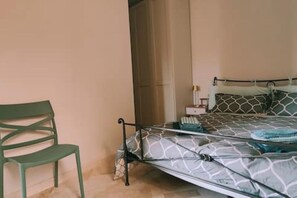 1 dormitorio, tabla de planchar con plancha, wifi y ropa de cama