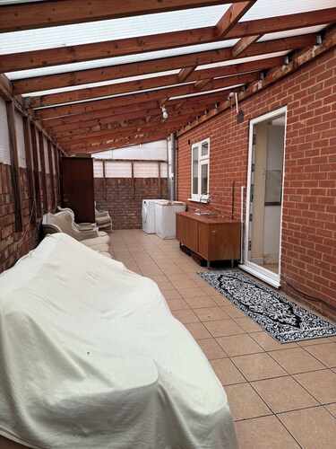 Cosy 2 bedroom apartment near Heathrow on Piccadilly line