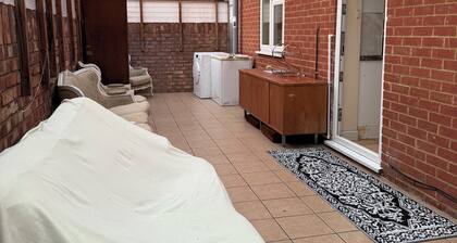 Cosy 2 bedroom apartment near Heathrow on Piccadilly line