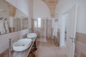 Sèche-cheveux, bidet, serviettes fournies, savon