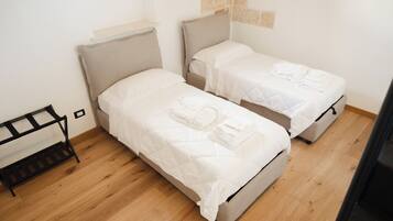 7 Schlafzimmer, Zimmersafe, Schreibtisch, BĂŒgeleisen/BĂŒgelbrett